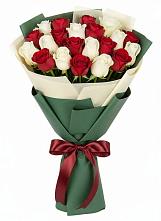 Букет Микс из красных и белых роз в Стерлитамаке